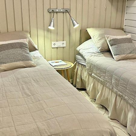 Lilla Huset Bed & Breakfast - Countryside Guesthouse, Free Parking เออเรบรู ภายนอก รูปภาพ